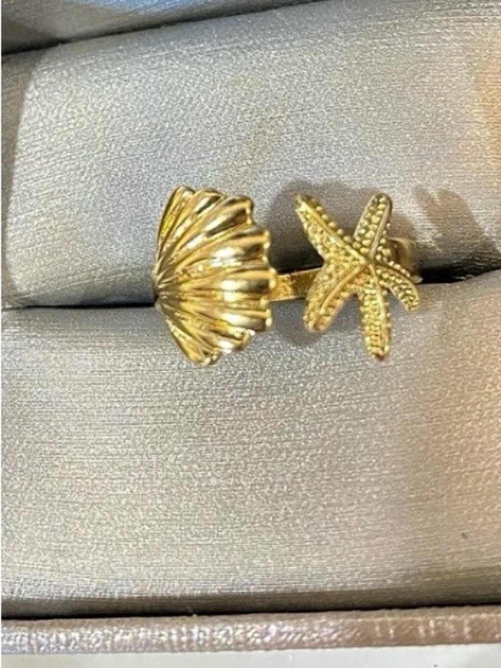 NIB Golden Starfish & Shell Ring